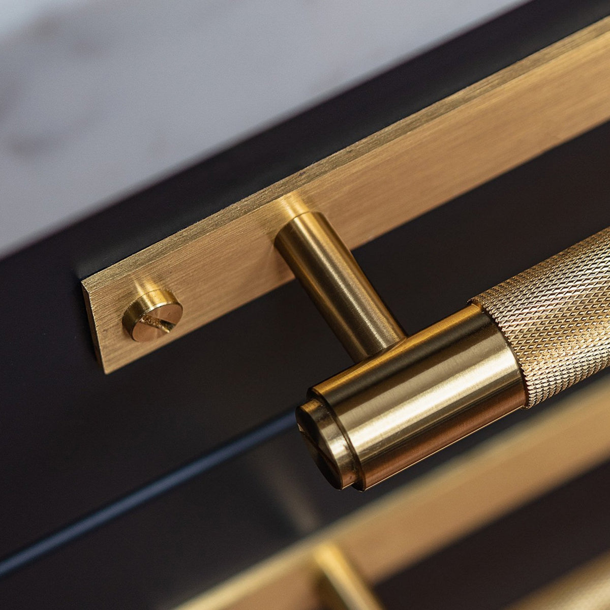 Knurled Small Pull Bar Cabinet Handle With Back Plate In Solid Brass