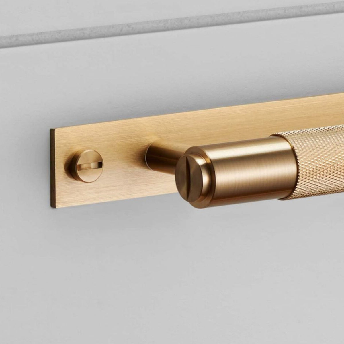 Knurled Small Pull Bar Cabinet Handle With Back Plate In Solid Brass