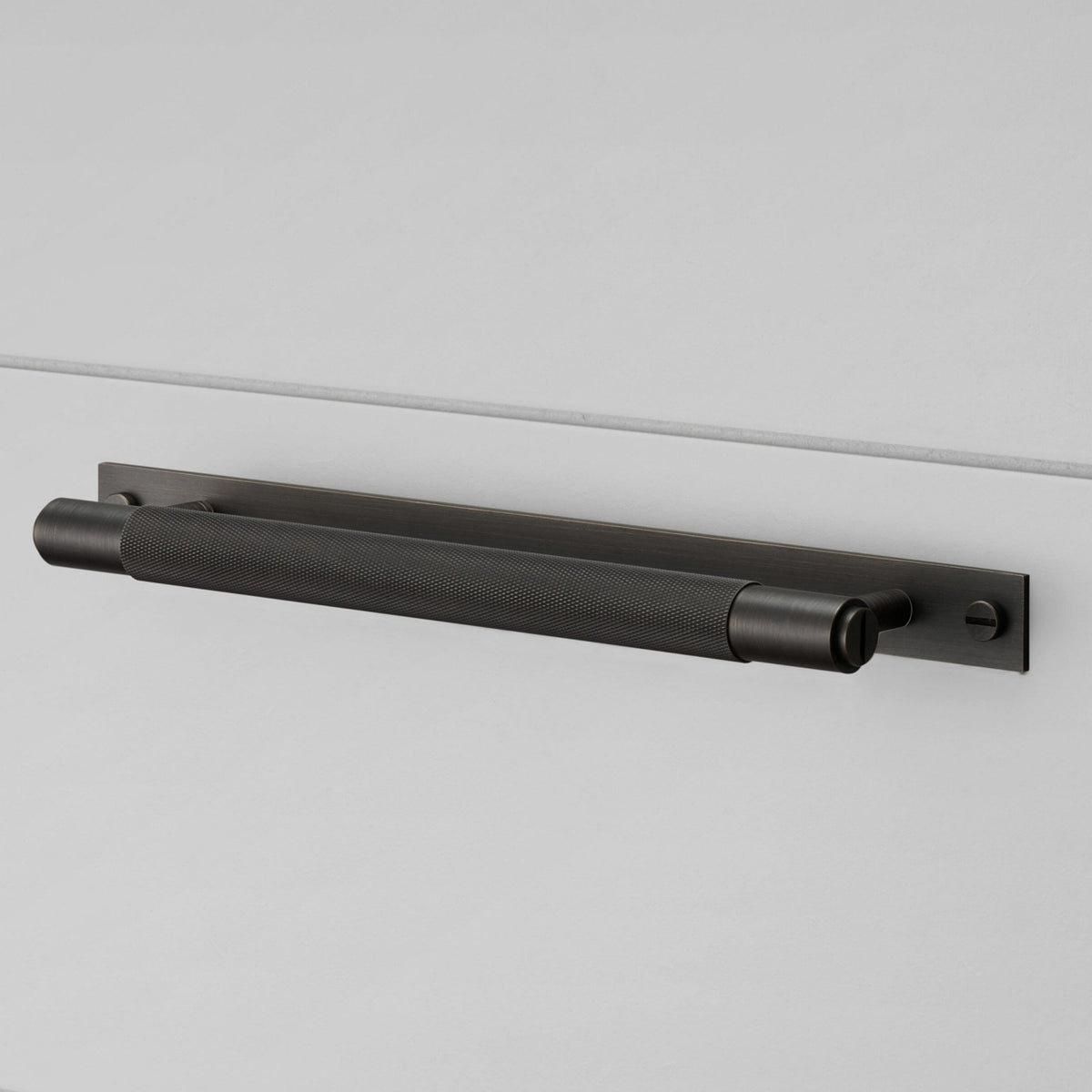 Knurled Small Pull Bar Cabinet Handle With Back Plate In Smoked Bronze