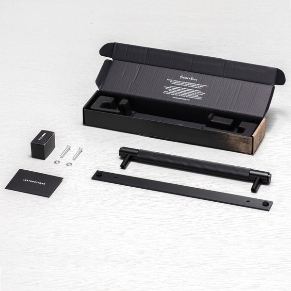 Knurled Medium Pull Bar Cabinet Handle With Back Plate In Black