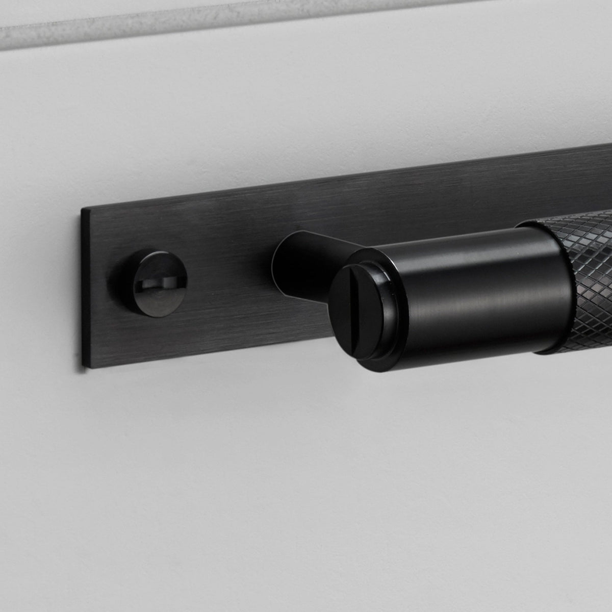 Knurled Medium Pull Bar Cabinet Handle With Back Plate In Black