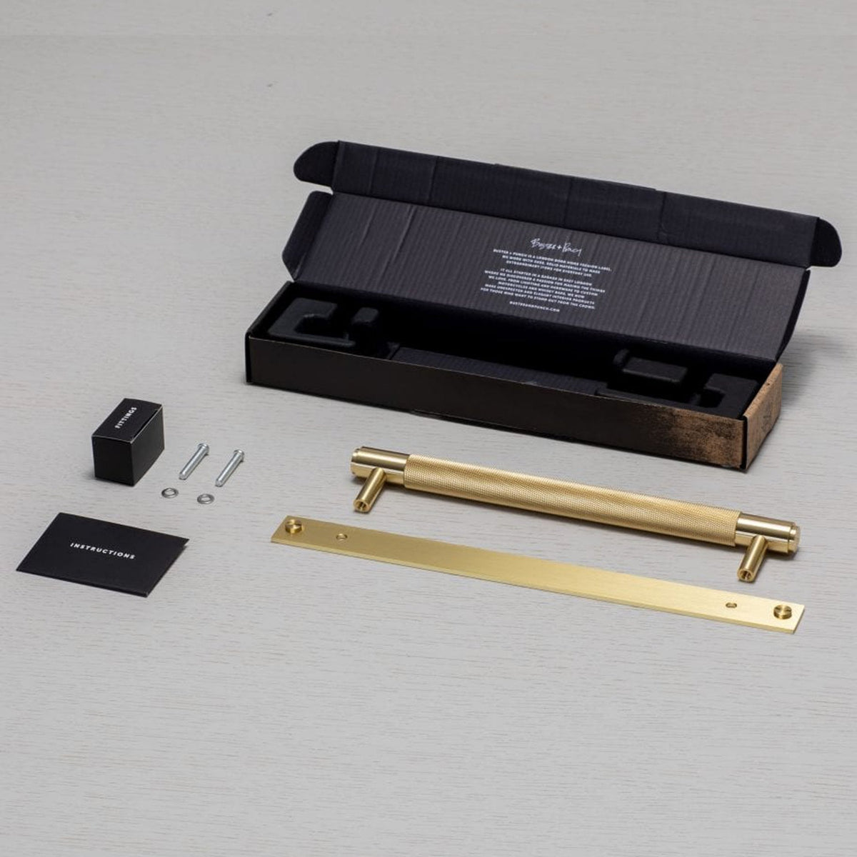 Knurled Medium Pull Bar Cabinet Handle With Back Plate In Solid Brass