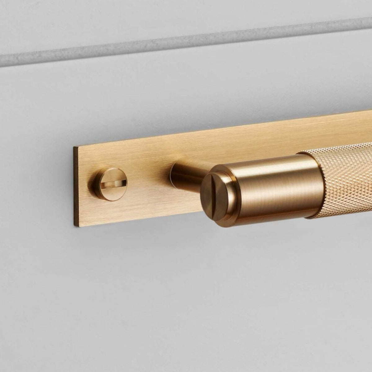Knurled Medium Pull Bar Cabinet Handle With Back Plate In Solid Brass
