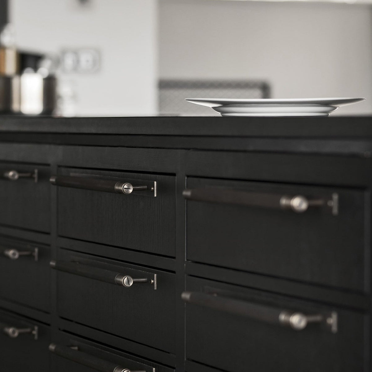 Knurled Medium Pull Bar Cabinet Handle With Back Plate In Smoked Bronze