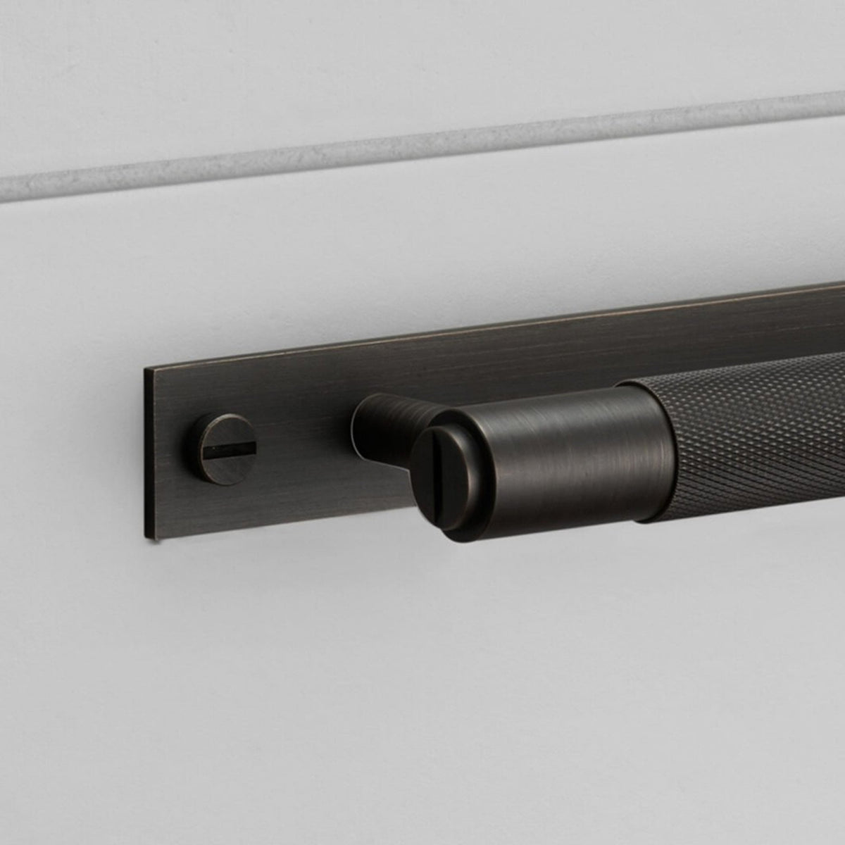 Knurled Medium Pull Bar Cabinet Handle With Back Plate In Smoked Bronze