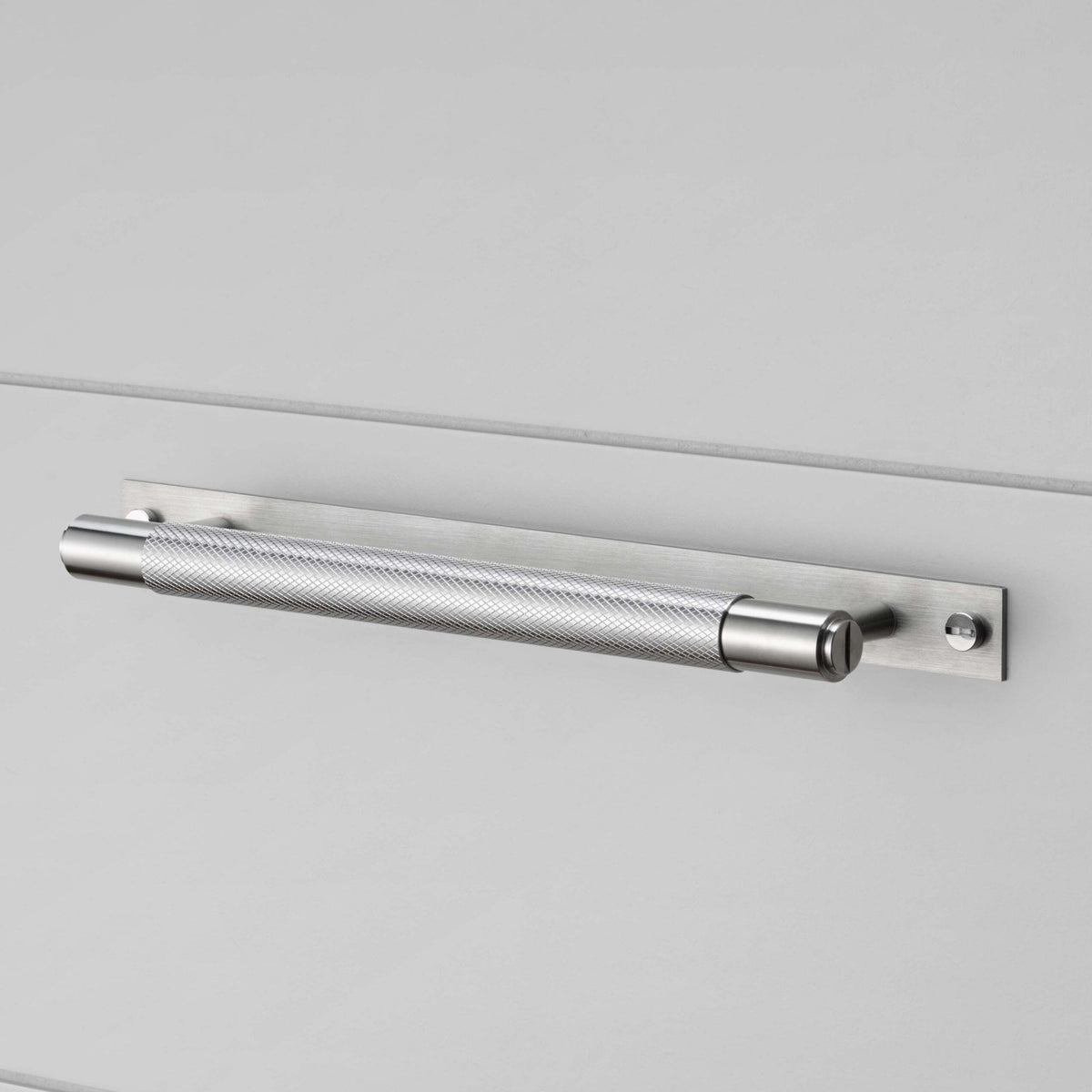 Knurled Medium Pull Bar Cabinet Handle With Back Plate In Solid Steel