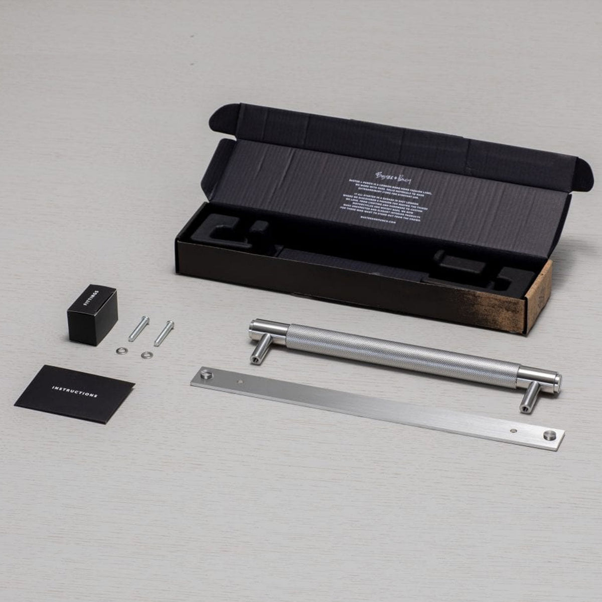 Knurled Medium Pull Bar Cabinet Handle With Back Plate In Solid Steel