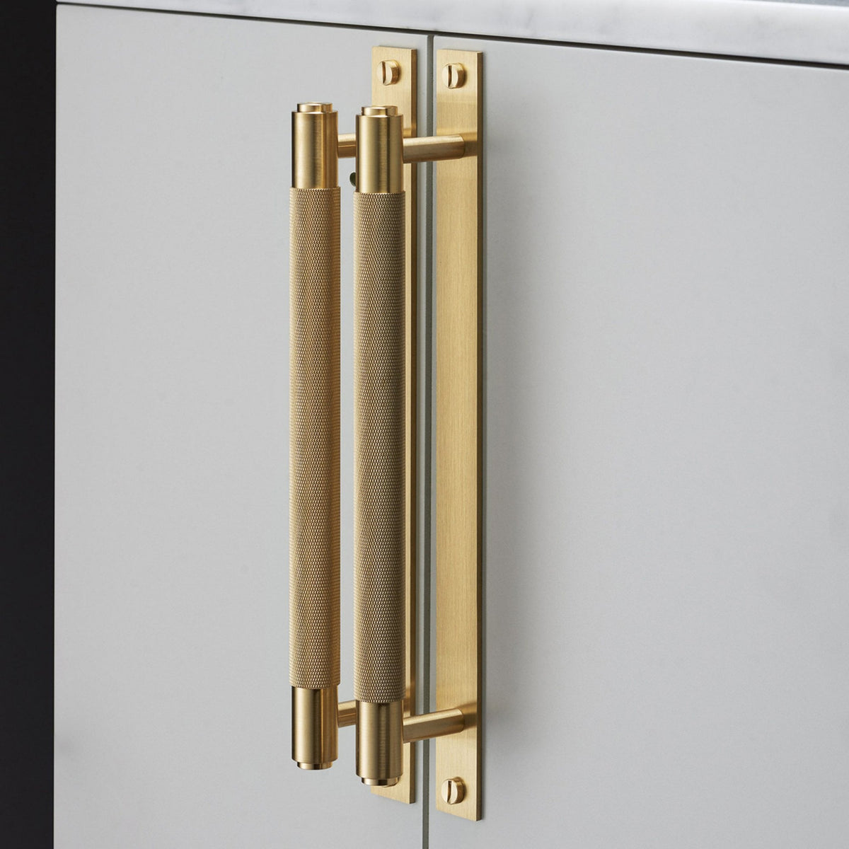 Knurled Large Pull Bar Cabinet Handle With Back Plate In Solid Brass