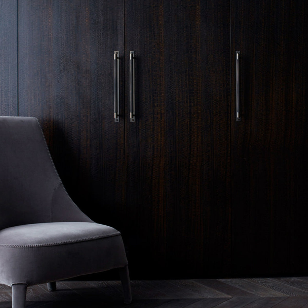 Knurled Large Pull Bar Cabinet Handle With Back Plate In Smoked Bronze