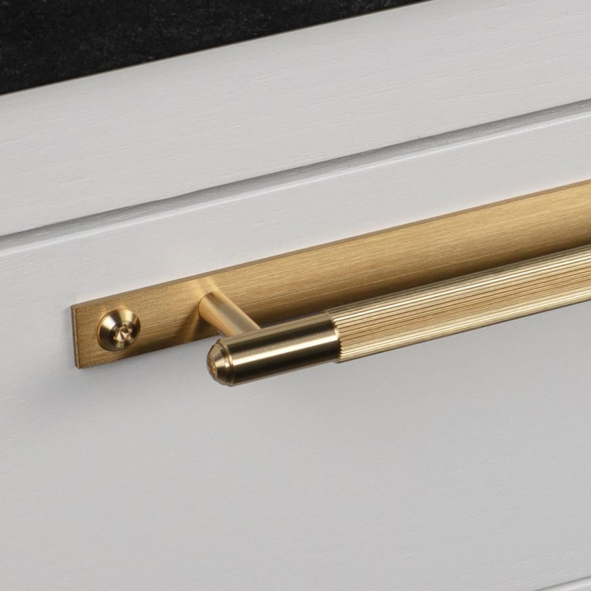 Linear Knurled Medium Pull Bar Cabinet Handle With Back Plate In Solid Brass