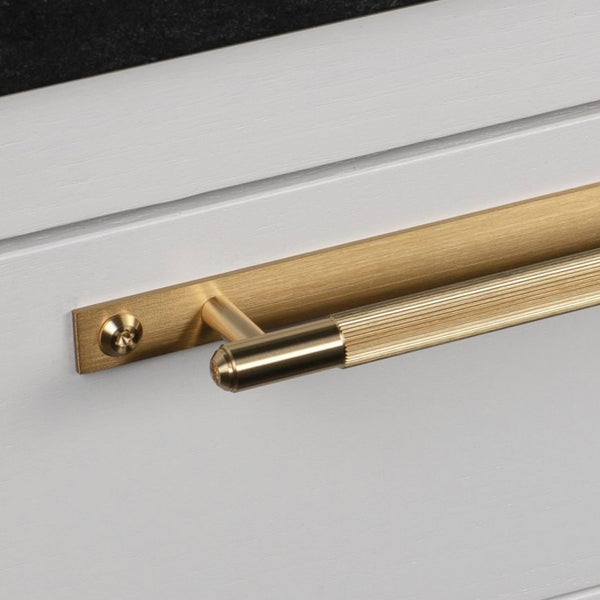 Linear Knurled Medium Pull Bar Cabinet Handle With Back Plate In Solid Brass