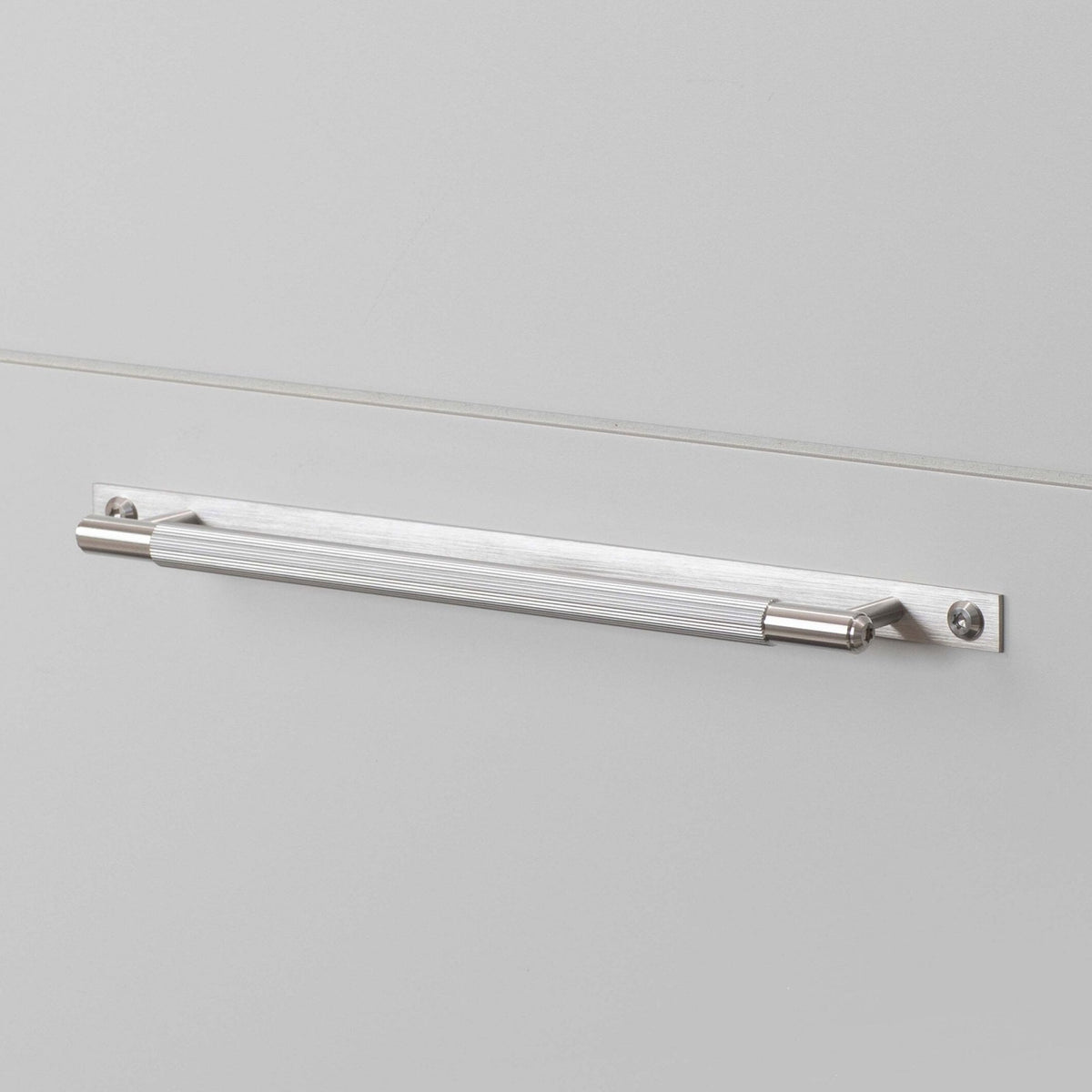 Linear Knurled Medium Pull Bar Cabinet Handle With Back Plate In Solid Steel