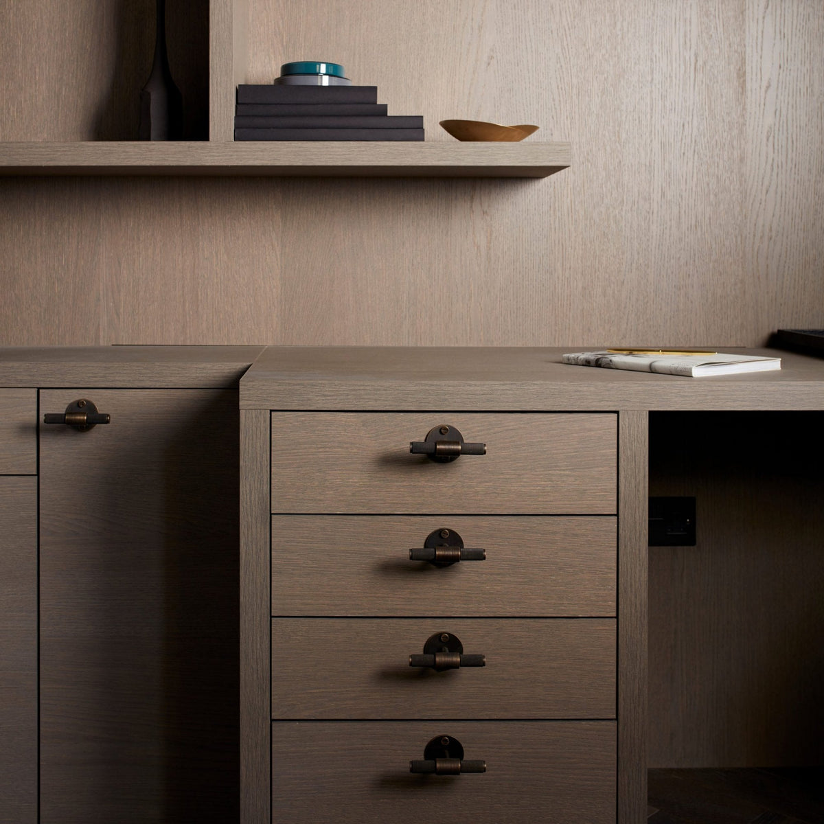 Knurled T-Bar Cabinet Handle With Back Plate In Smoked Bronze