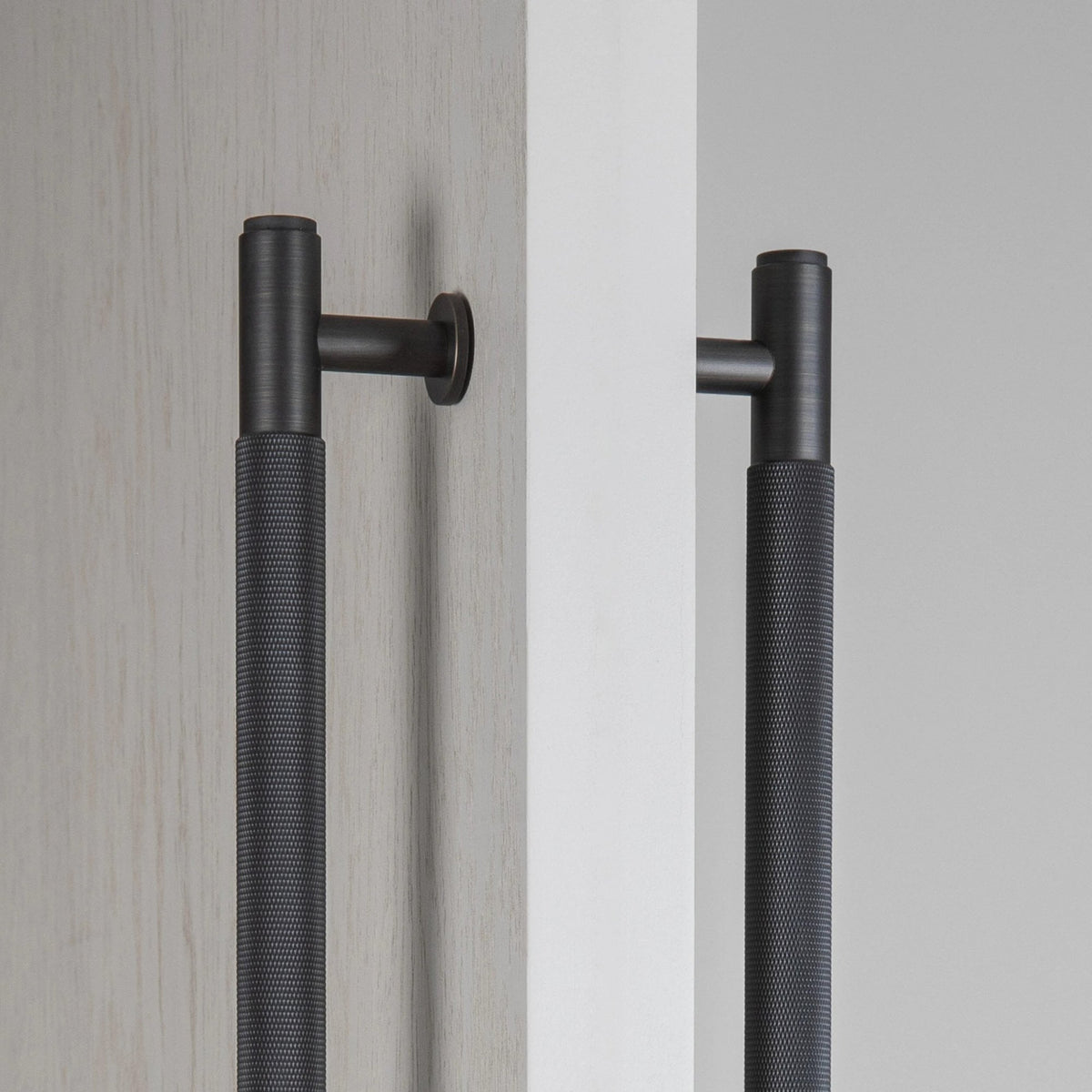 Double Sided Knurled Closet Bar Handle In Smoked Bronze