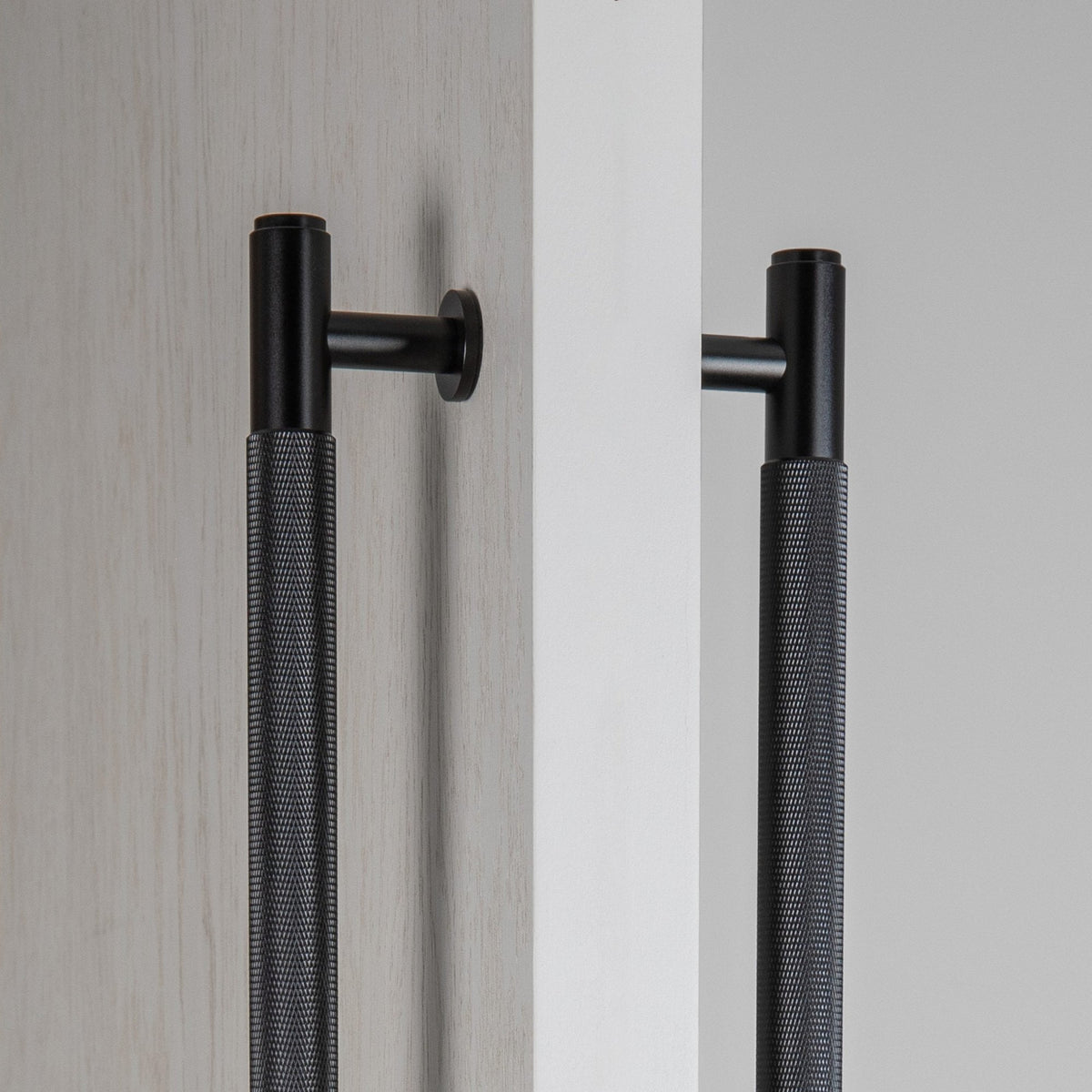 Double Sided Knurled Pull Bar Door Handle In Black