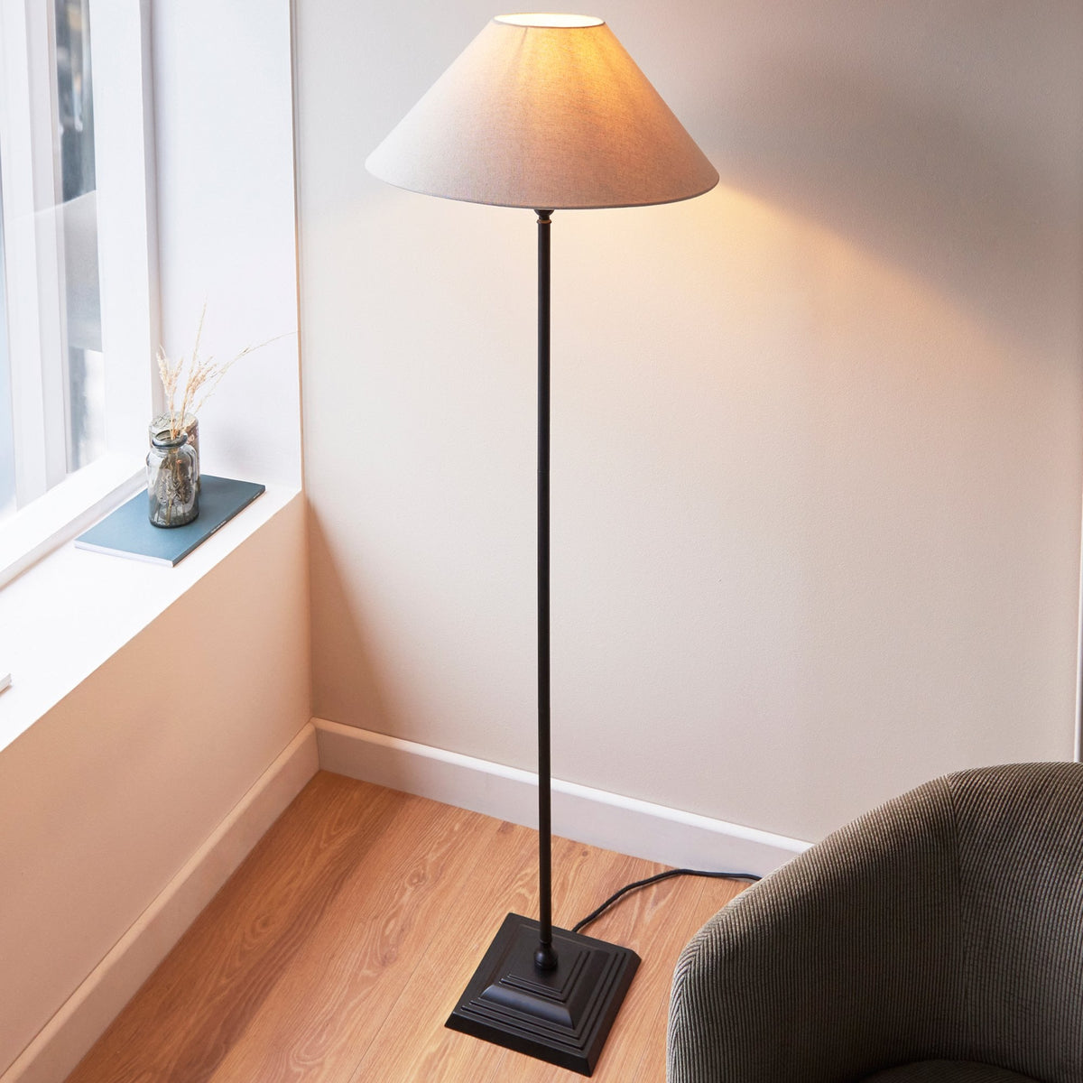 Lille Floor Lamp in Matt Black with Tapered Natural Linen Shade