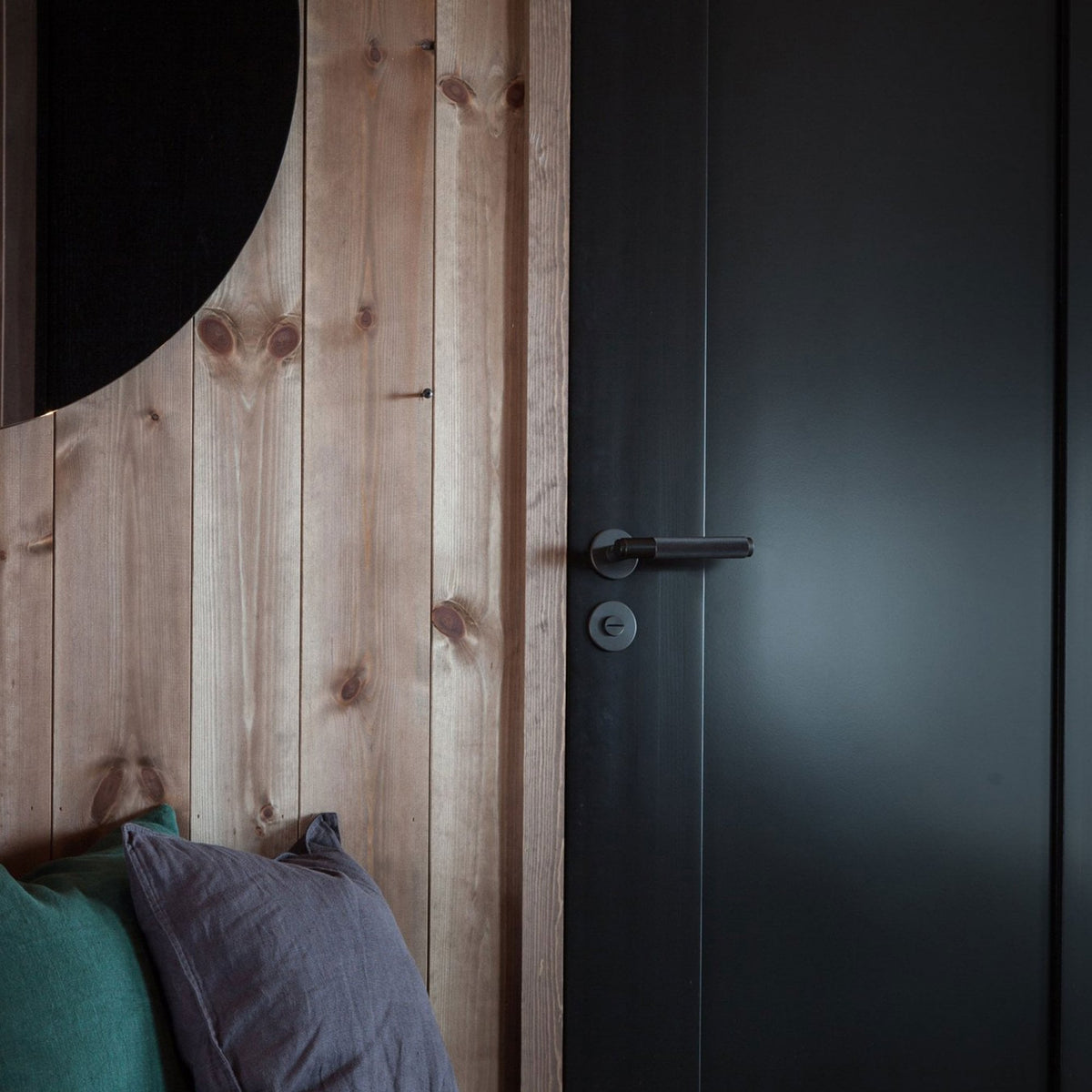 Cross Cut Knurled Single Fixed Door Handle In Black