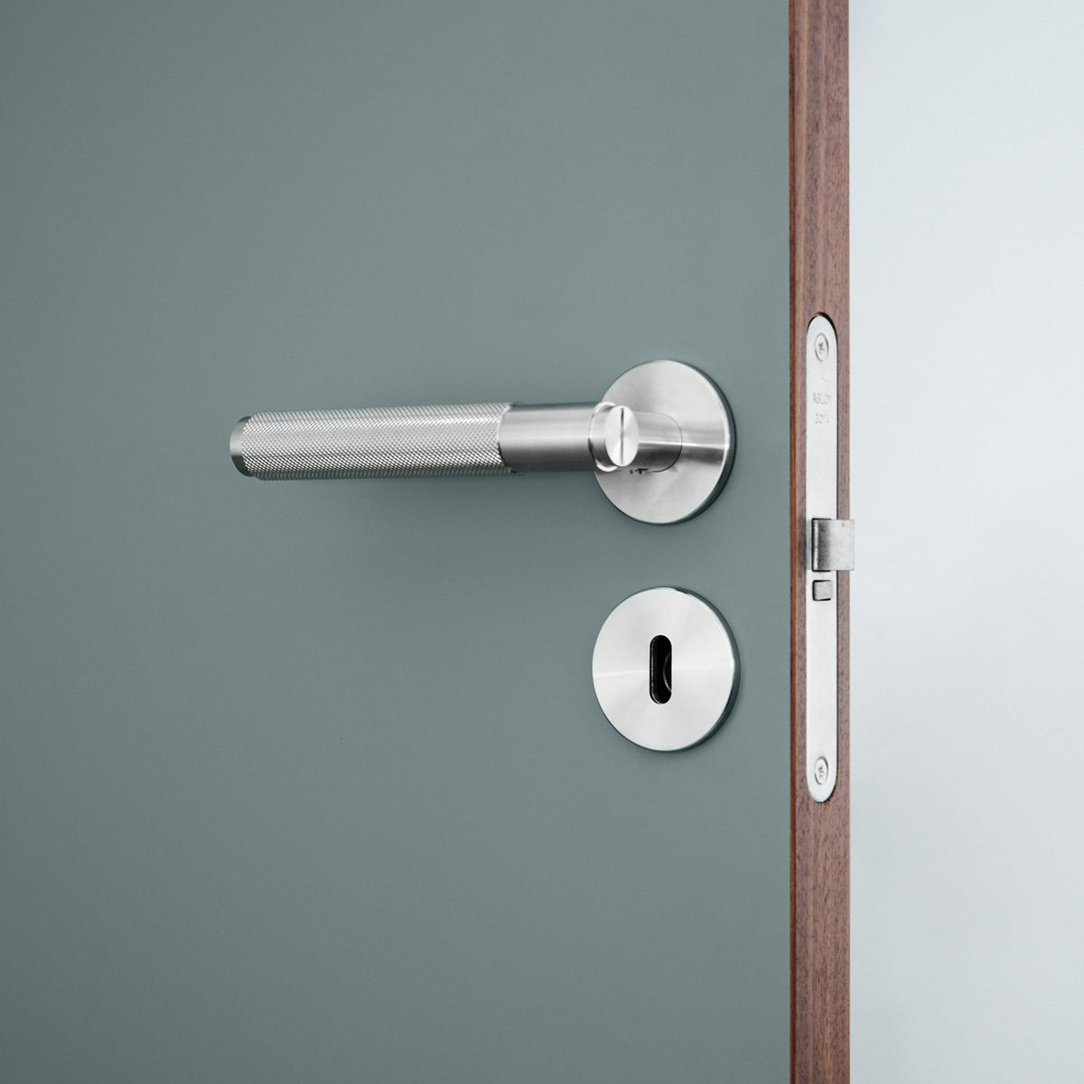 Cross Cut Knurled Single Fixed Door Handle In Steel