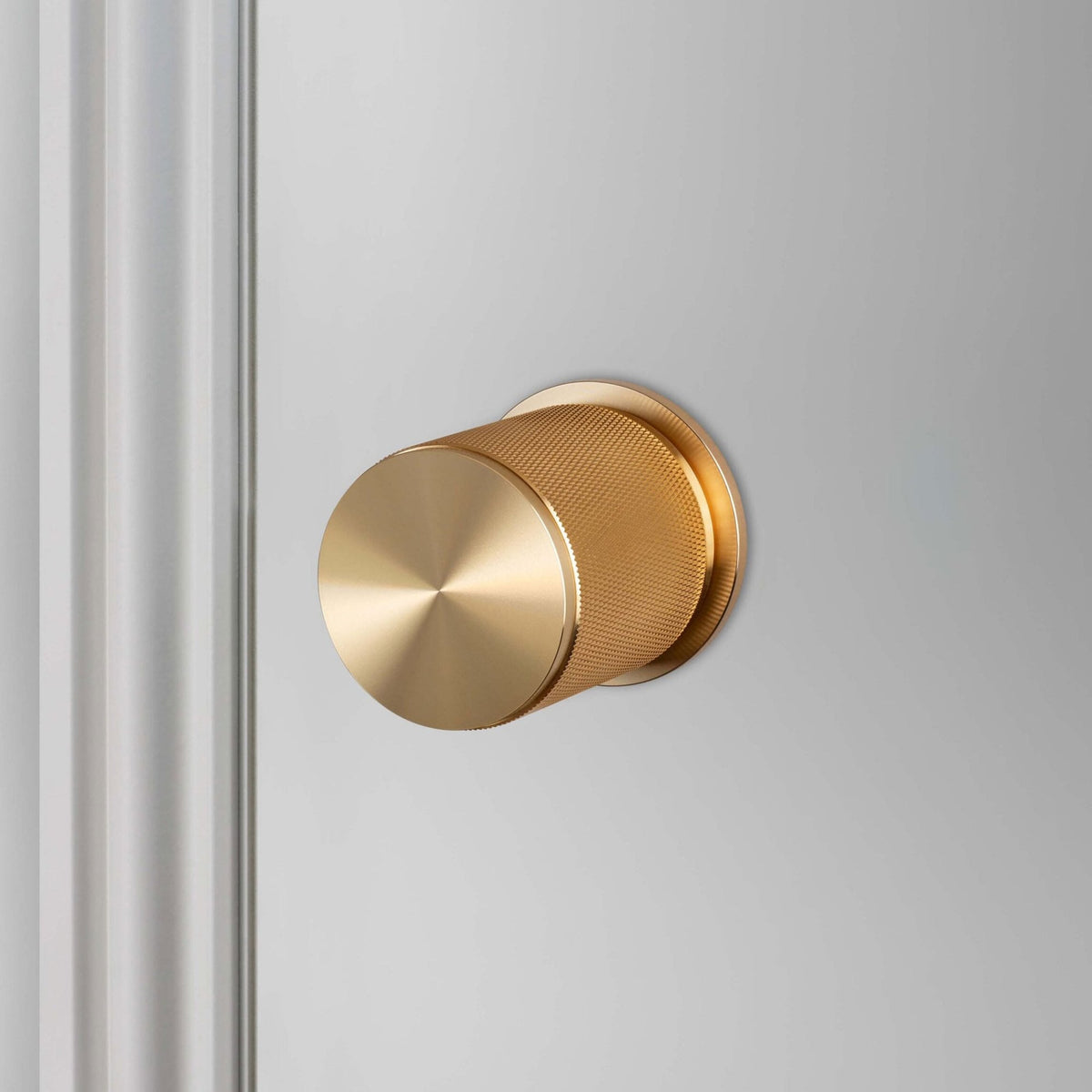 Cross Cut Knurled Door Knob Set In Brass