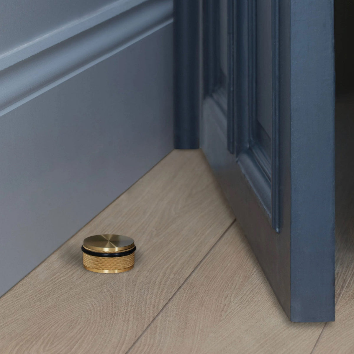 Cross Cut Knurled Door Stop In Brass