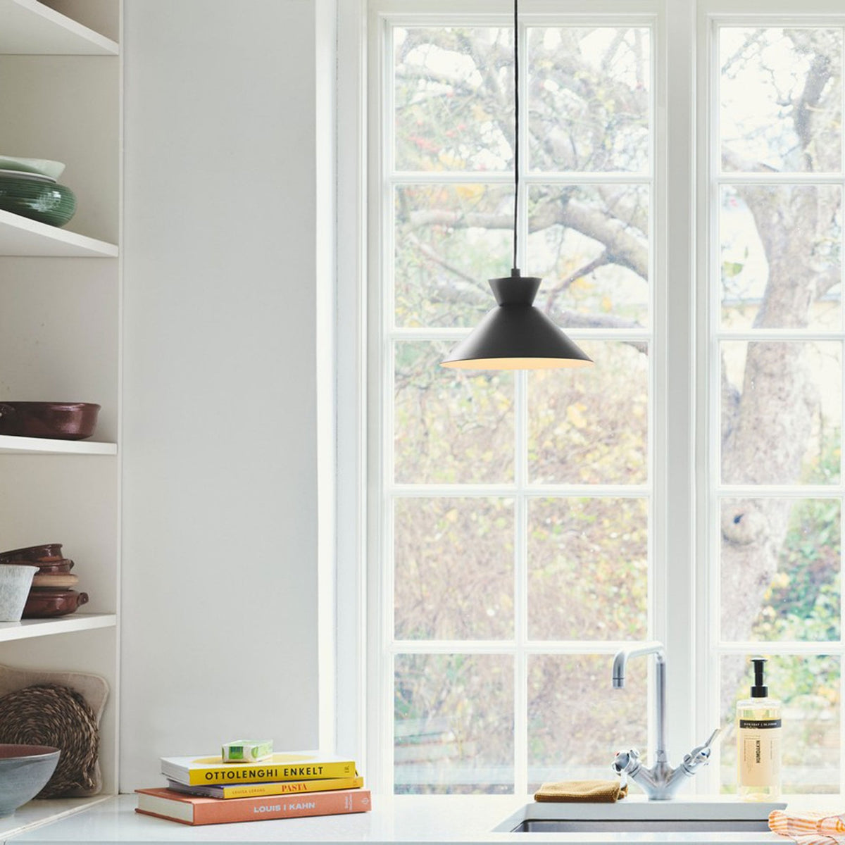 Dial 25 Pendant in Black