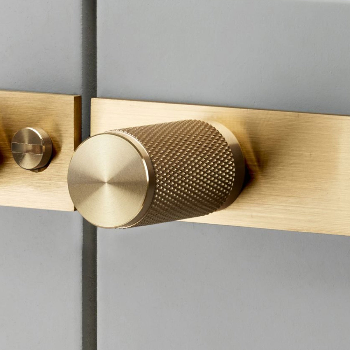 Knurled Furniture Knob Set With Back Plates In Solid Brass