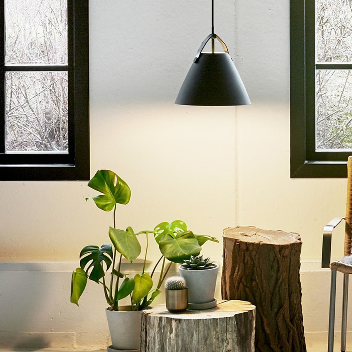 Strap 27 Pendant in Black with Leather Detail