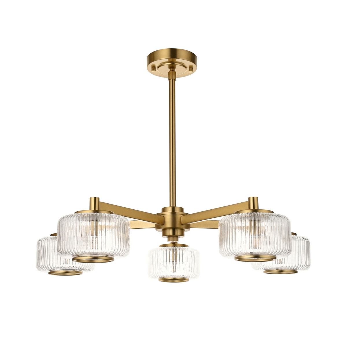 Un candelabro moderno dorado con cinco pantallas de luz de cristal acanalado sobre un fondo blanco.