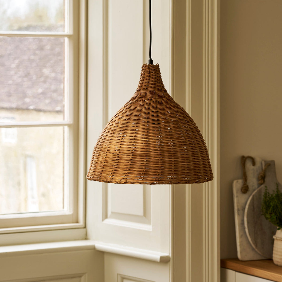 Mouldon Medium Pendant in Rattan
