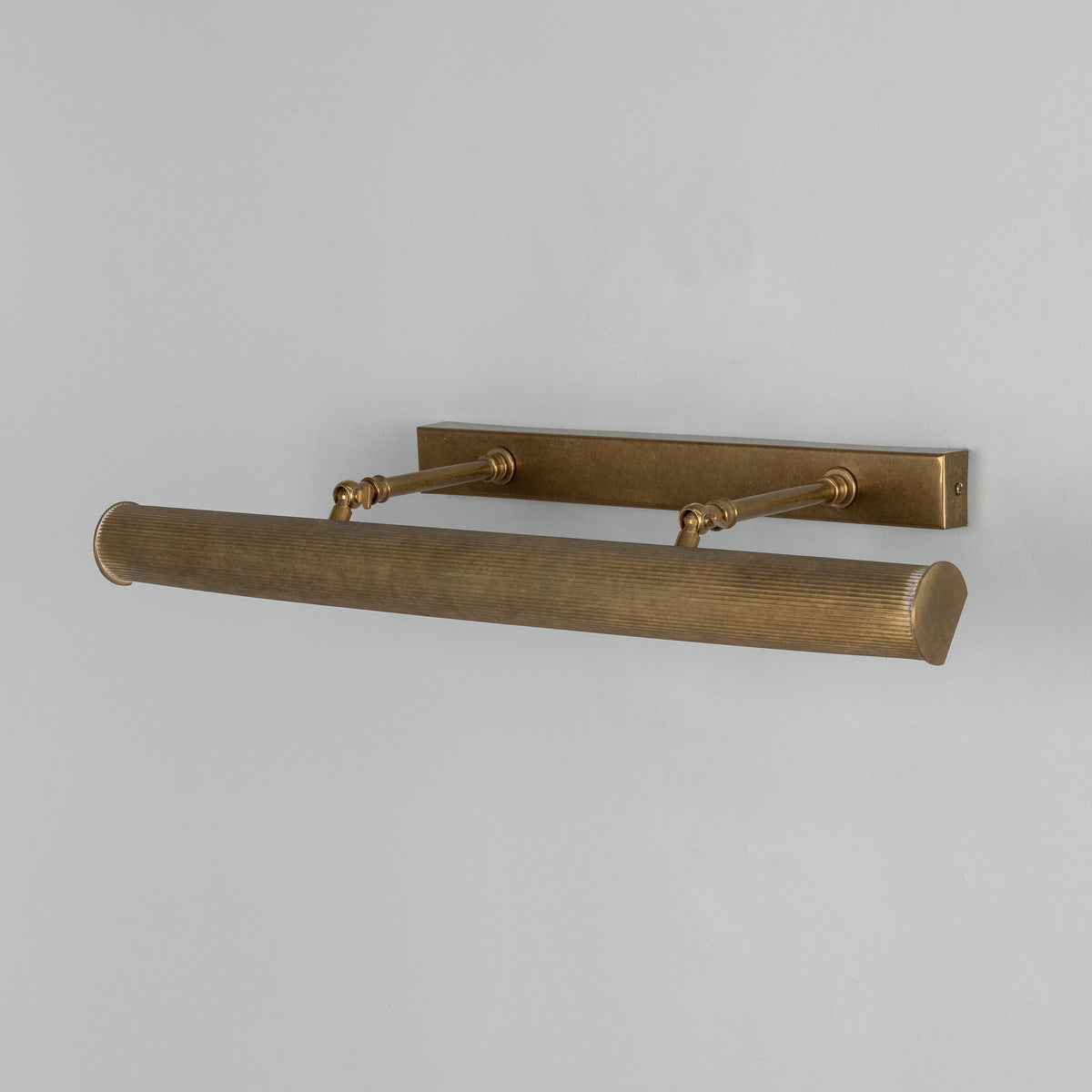 Cambridge Adjustable Reeded 605mm Solid Brass Picture Light in Antique Brass