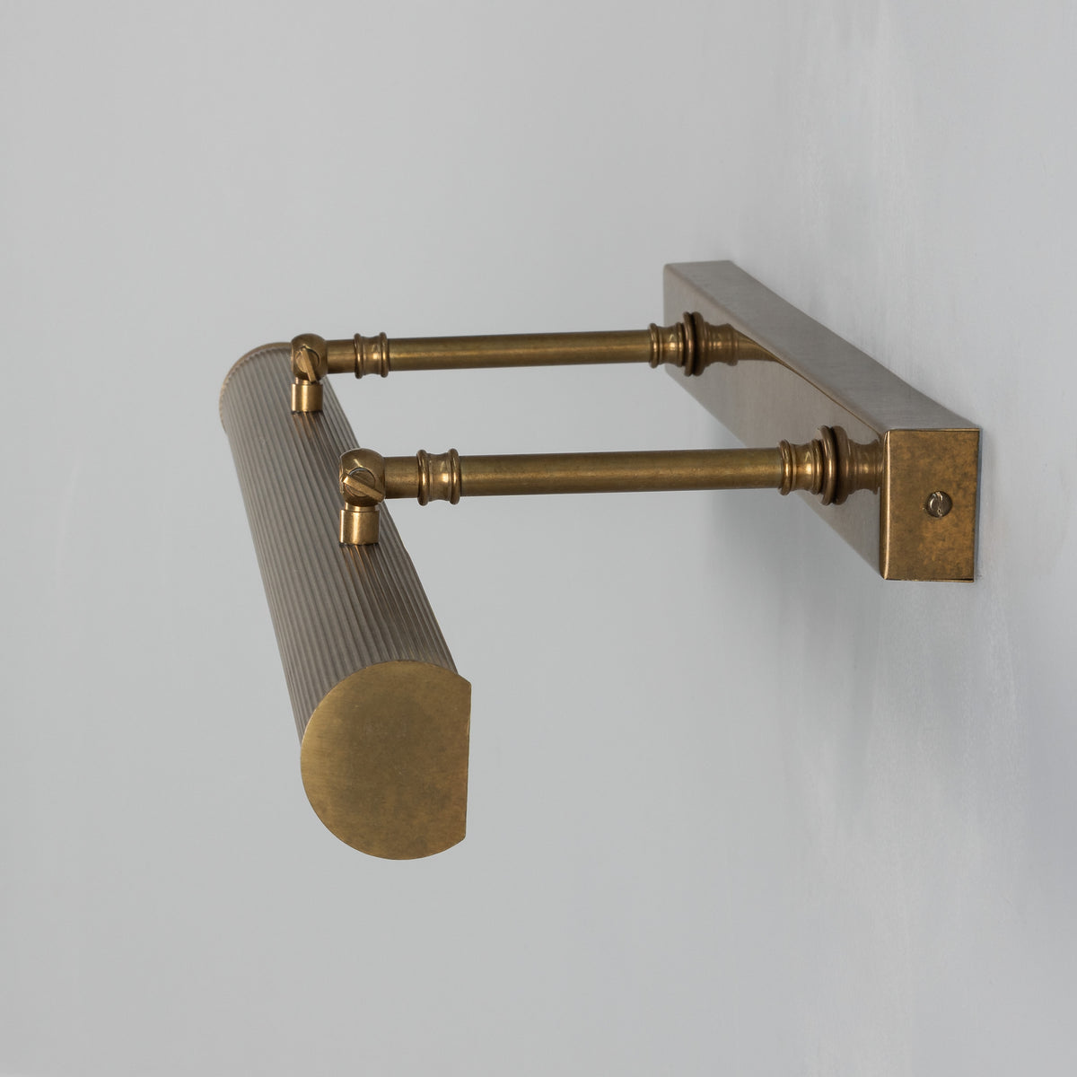 Cambridge Adjustable Reeded 605mm Solid Brass Picture Light in Antique Brass