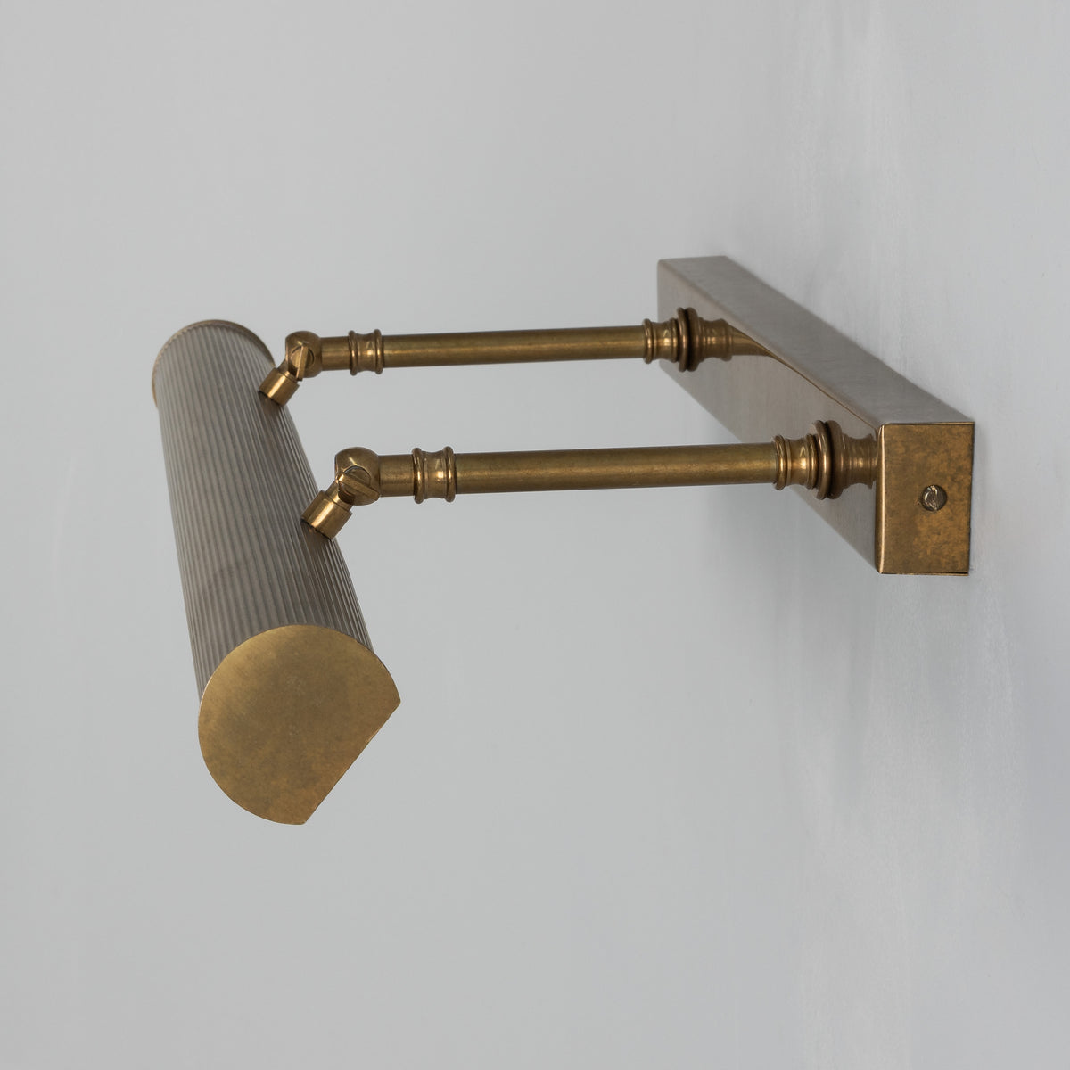 Cambridge Adjustable Reeded 605mm Solid Brass Picture Light in Antique Brass