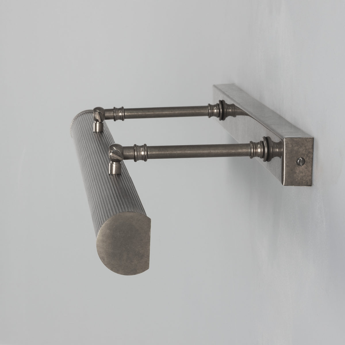 Cambridge Adjustable Reeded 605mm Solid Brass Picture Light in Antique Silver
